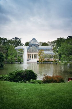 Madrid, İspanya 'daki El Retiro Parkı' ndaki Kristal Saray veya Palacio de Cristalis.