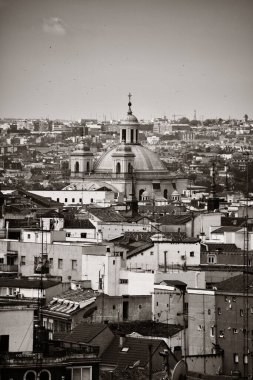 Madrid gökdelen çatısı manzaralı İspanya 'da binalar ve kilise çan kulesi