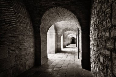 Kemer yapısı olan yürüyüş yolu. Barcelona, İspanya 'daki Castell de Montjuic Kalesi