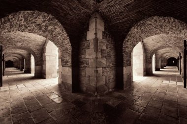 Kemer yapısı olan yürüyüş yolu. Barcelona, İspanya 'daki Castell de Montjuic Kalesi