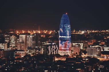 Barselona 'nın gece gökyüzü manzarası Torre Glories ve İspanya' daki şehir binalarıyla.