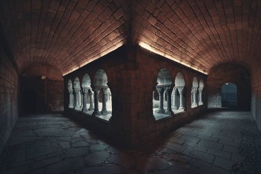 Pueblo Espanol Barcelona, İspanya 'daki Romanesque Manastırı' nın koridorunda.