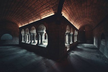 Pueblo Espanol Barcelona, İspanya 'daki Romanesque Manastırı' nın koridorunda.