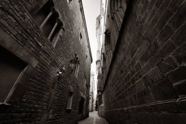 Barselona İspanya 'nın Gotik Mahallesi' nde dar bir sokak.