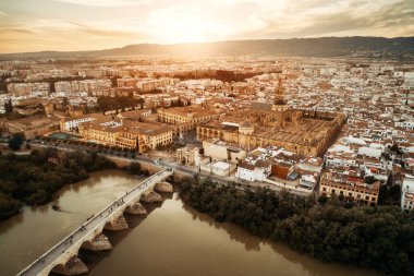 Cordoba 'nın antik mimarisi İspanya' da gün batımında havadan izlendi..