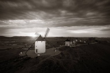 İspanya 'da Toledo yakınlarında Consuegra' da yel değirmeni