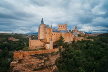 İspanya 'nın ünlü hava manzarası olarak Segovia' lı Alcazar.