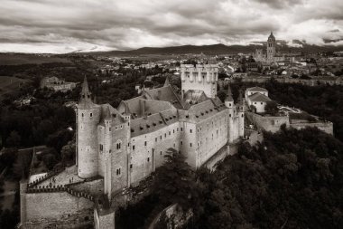 İspanya 'nın ünlü hava manzarası olarak Segovia' lı Alcazar.