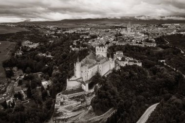 İspanya 'nın ünlü hava manzarası olarak Segovia' lı Alcazar.