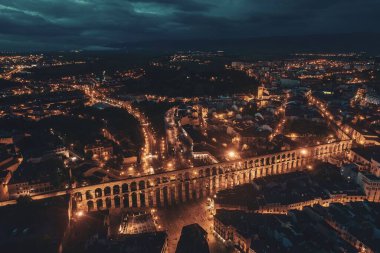 Segovia Antik Roma Aqueduct hava manzarası İspanya 'da gece.