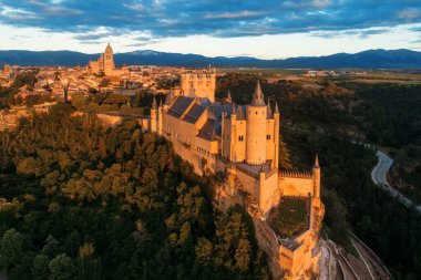 Günbatımında İspanya 'nın ünlü hava manzarası Segovia' lı Alcazar.