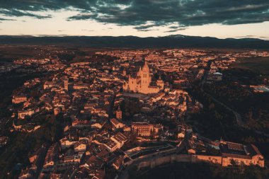 İspanya 'da gün doğumunda Segovia Katedrali hava manzarası.