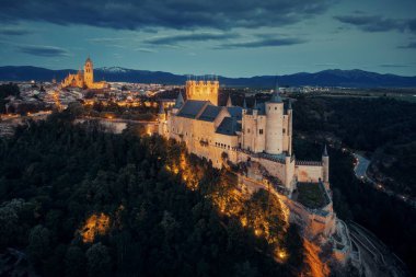 İspanya 'nın en ünlü hava manzarası Segovia' lı Alcazar..