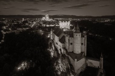 İspanya 'nın en ünlü hava manzarası Segovia' lı Alcazar..
