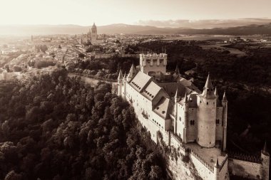 İspanya 'nın ünlü hava manzarası olarak Segovia' lı Alcazar.