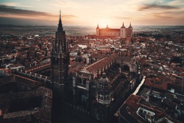 İspanya 'da gün batımında Toledo' lu Aziz Mary Katedrali hava manzarası