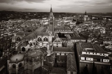İspanya 'nın tarihi binalarıyla Toledo şehrinin havadan görünüşü.