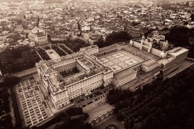 Madrid, İspanya'da gün doğumunda Kraliyet Sarayı havadan görünümü.