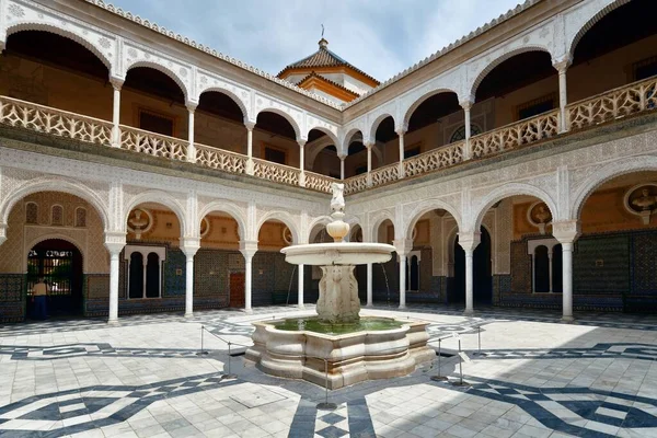 İspanya, Sevilla 'da güzel desenleri ve dekorasyonu olan Casa de Pilatos avlusu..