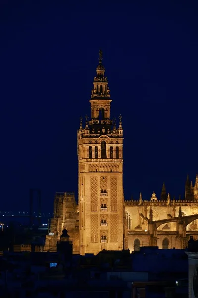 スペインの聖マリア大聖堂またはセビリア大聖堂とセビリアの夜景 — ストック写真