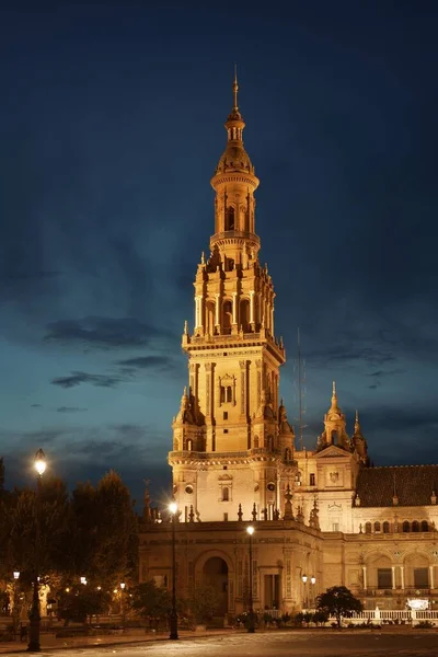 Plaza de Espana ya da İspanya Meydanı Seville, İspanya 'da gece yakın çekim görüntüsü