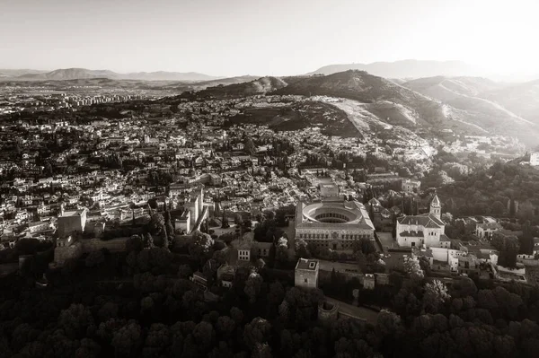 Granada, İspanya 'daki tarihi binalarla Alhambra hava manzarası.