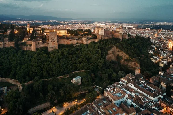 Widok Lotu Ptaka Alhambra Nocy Zabytkowymi Budynkami Granadzie Hiszpania — Zdjęcie stockowe