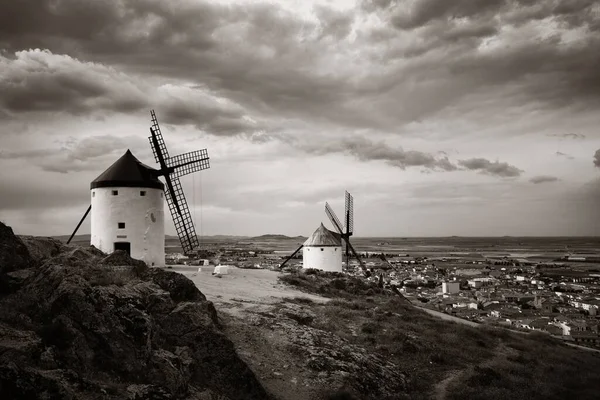 İspanya 'da Toledo yakınlarında Consuegra' da yel değirmeni