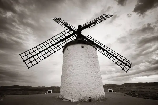 İspanya 'da Toledo yakınlarında Consuegra' da yel değirmeni