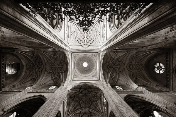 スペインのセゴビア大聖堂の古代建築の天井インテリアビュー — ストック写真