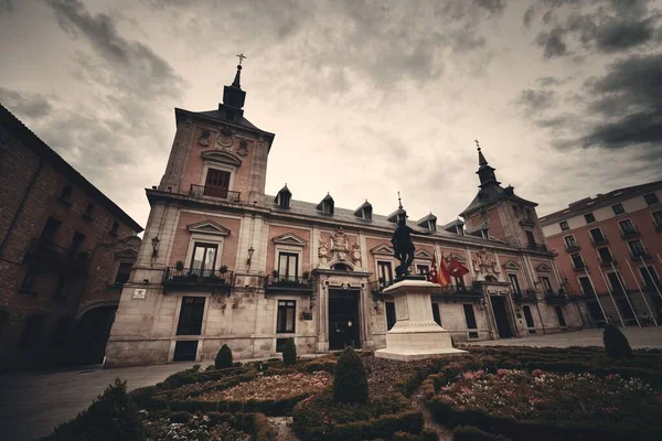 Madrid, İspanya'daki Plaza De La Villa'daki tarihi bina.