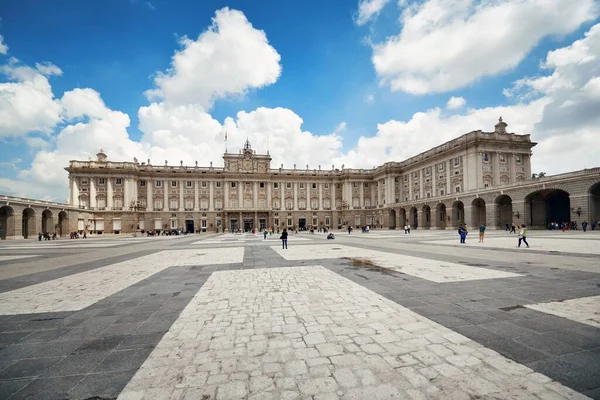 İspanya 'nın Madrid şehrindeki Kraliyet Sarayı tarihi bina görüntüsü.