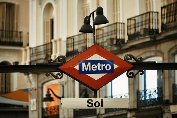 Metro Skylt Sol Station Med Affärsdistrikt Byggnader Gatan Madrid Spanien — Stockfoto