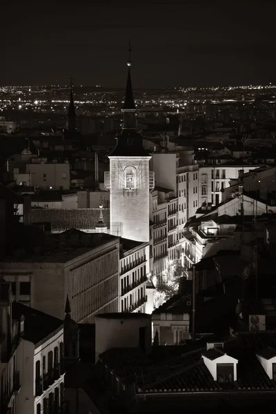 Madrid Skyline Takterrass Natten Med Byggnader Och Klocktorn Kyrka Spanien — Stockfoto