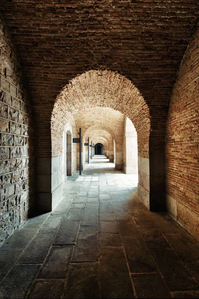 Kemer yapısı olan yürüyüş yolu. Barcelona, İspanya 'daki Castell de Montjuic Kalesi