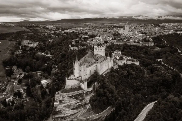 İspanya 'nın ünlü hava manzarası olarak Segovia' lı Alcazar.