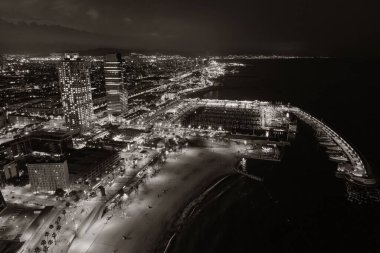 İspanya 'da gece Barselona sahili hava manzarası
