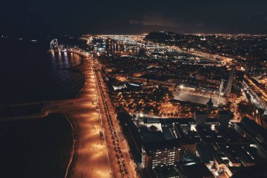 İspanya 'da gece Barselona sahili hava manzarası