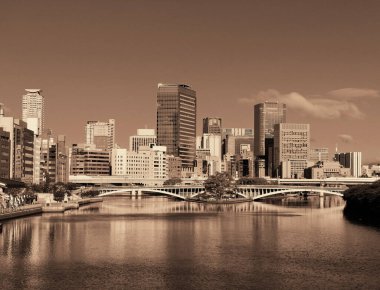 Osaka nehri üzerinde gökdelenler ve köprüler var. Japonya.