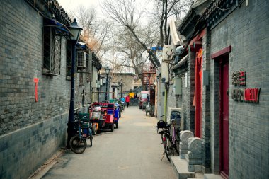 BEIJING, Çin - 4 Nisan 2013 'te Pekin, Çin' de mağazaları olan eski sokak manzarası. Pekin, Çin 'in en büyük ikinci şehri ve ülkenin siyasi, kültürel ve eğitim merkezidir..