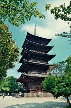 Japonya 'nın Kyoto kentindeki tarihi yapı ve bahçeli Toji Tapınağı.