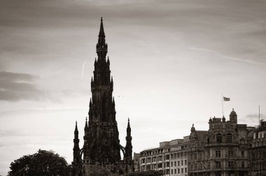 İngiltere 'de Scott Anıtı ve Edinburgh şehir manzarası.