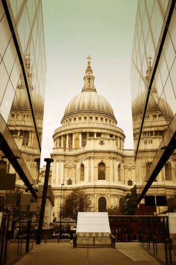 St Pauls Katedrali ve gündüz Londra 'da yansımaları