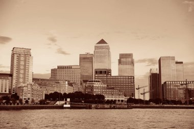 Londra 'daki Canary Wharf iş bölgesi siyah ve beyaz. 