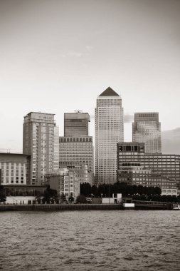Londra 'daki Canary Wharf iş bölgesi siyah ve beyaz. 