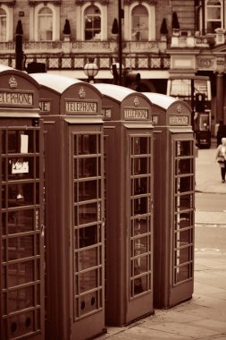 Sokakta kırmızı telefon kulübesi ve Londra 'da tarihi mimari.