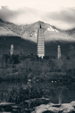 Dali 'nin eski bir kasabasında Cangshan Dağı, Yunnan, Çin' de karla kaplı antik bir tapınak..