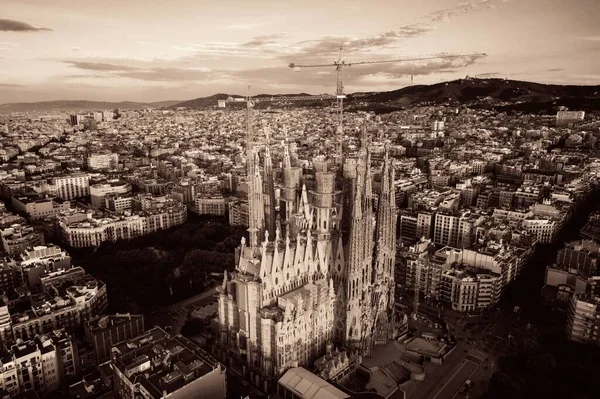 スペインのバルセロナで有名なランドマークとしてサグラダ ファミリア大聖堂の航空ビュー — ストック写真