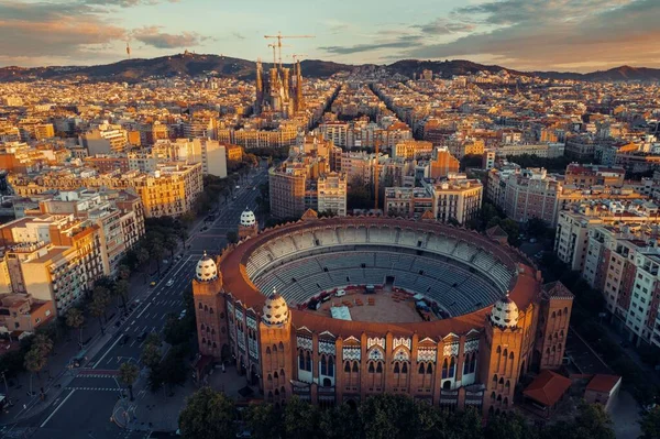 スペインのバルセロナで有名なランドマークとしてサグラダ ファミリア大聖堂の航空ビュー — ストック写真