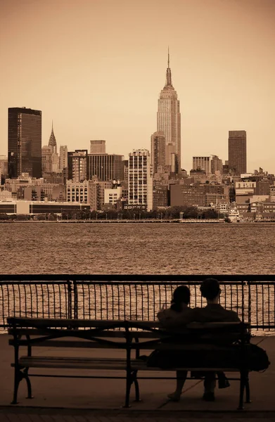 Пара Отдыхающих Скамейке Перед Небоскребами Нью Йорка — стоковое фото